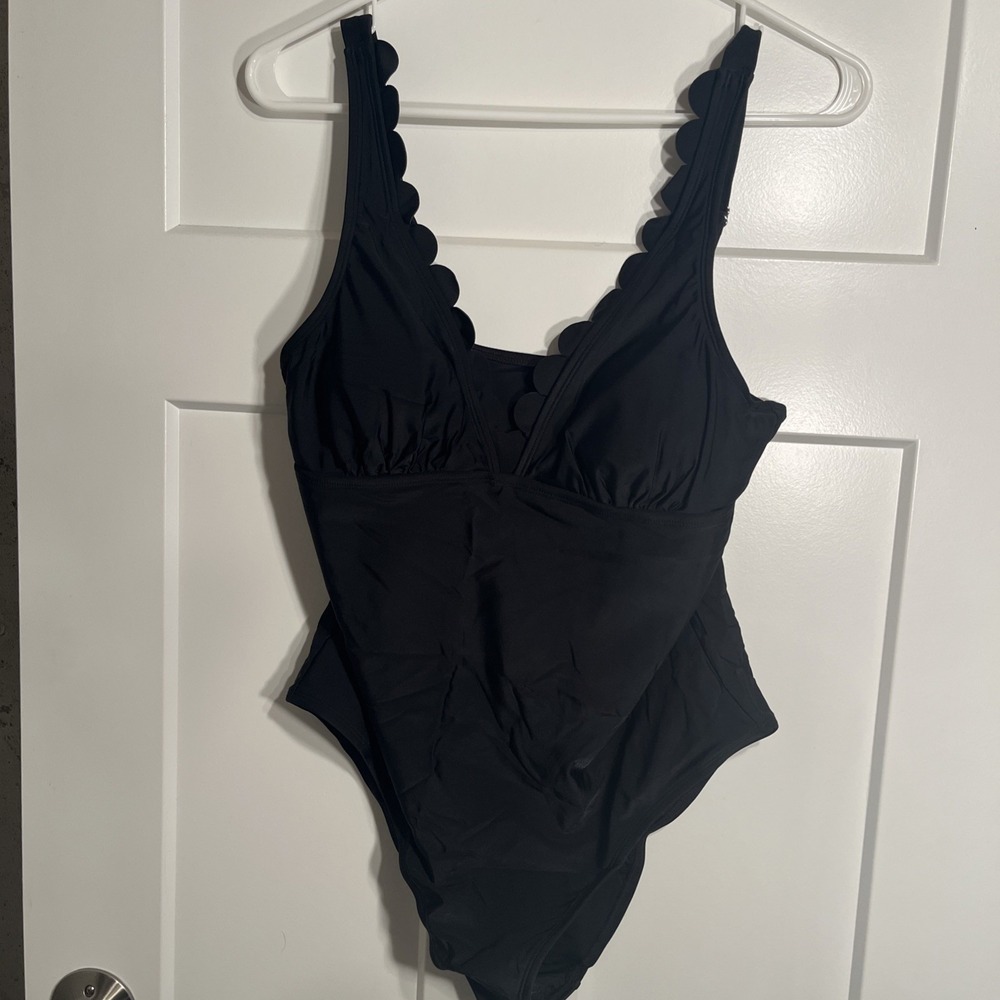 NWT Cupshe Black Scalloped V Neck Women's One Piece Swimsuit Large